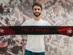 Nicolás Pareja posa con la bufanda de los rojinegros, luego de estampar su firma. @ATLAS_FC