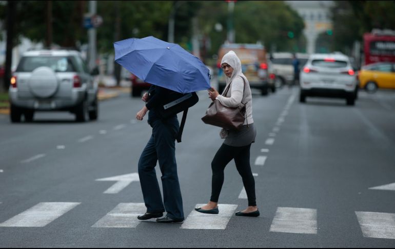 El Instituto de Astronomía y Meteorología de la Universidad de Guadalajara prevé que para el día de mañana también esté nublado y con probabilidad de lluvia. EL INFORMADOR / ARCHIVO