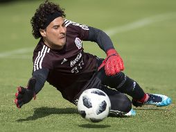 Ochoa posó junto al automóvil número 11 conducido por 