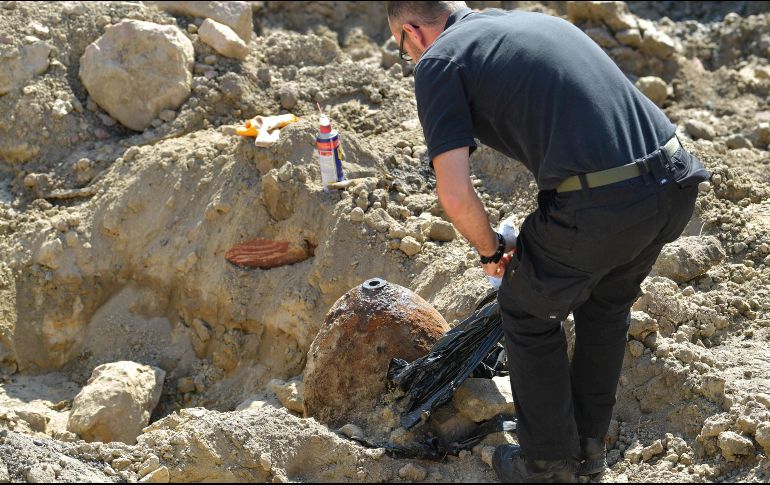 Los equipos de artificieros tardaron una hora en desactivar la bomba. AFP / U. Anspach