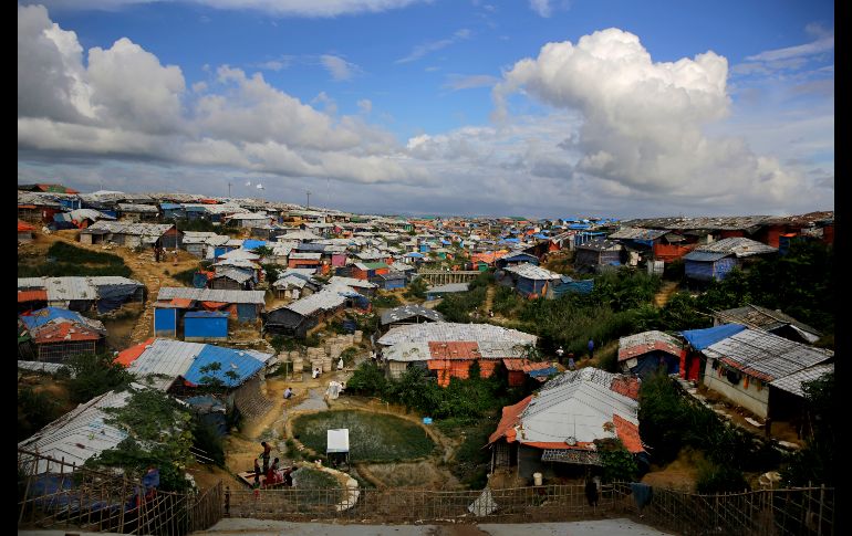 Refugiados rohinyás se bañan en el campamento de refugiados en Kutupalong, Bangladesh. AP/A. Qadri