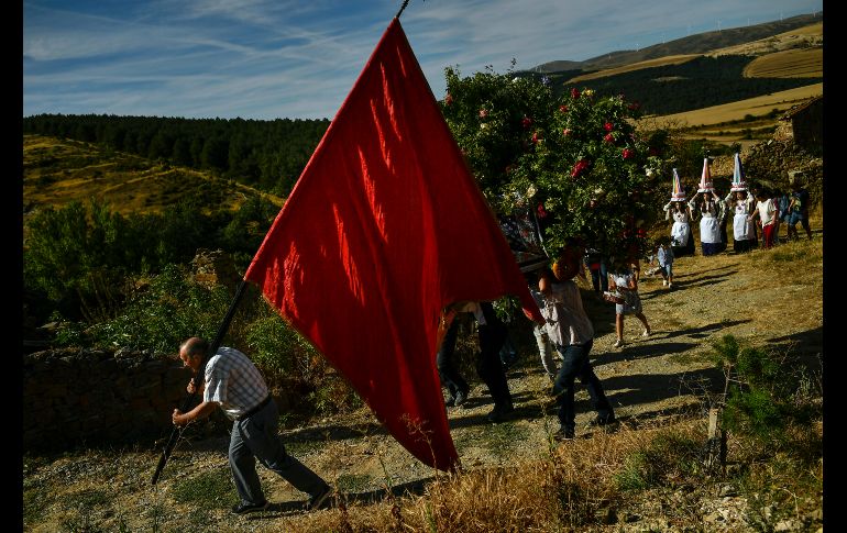 Mujeres conocidas como 'Las Mondidas' (d) participan en un peregrinaje en honor a san Bartolomé en la población española de Sarnago. AP/A. Barrientos