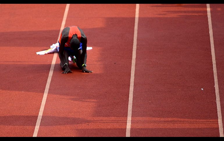 El keniano Titus Ekiru tras cruzar la meta y ganar el maratón internacional de la Ciudad de México, en el Estadio Olímpico Universitario. AFP/P. Pardo
