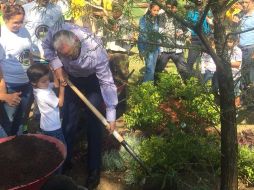 El presidente de Extra AC, Juan Arturo Covarrubias, junto con su nieto Nicolás, participan en la siembra de este domingo. ESPECIAL