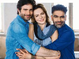 En la imagen, Osvaldo Benavides, Silvia Navarro (actores) y Adrián Vázquez (autor de la puesta en escena). CORTESÍA