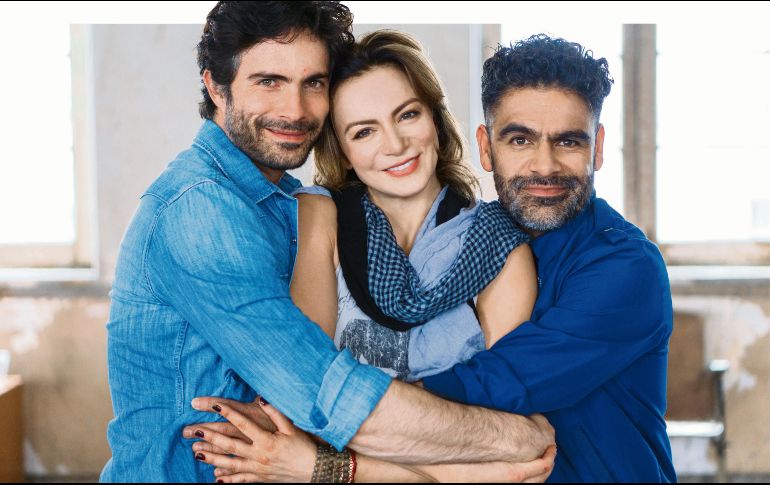 En la imagen, Osvaldo Benavides, Silvia Navarro (actores) y Adrián Vázquez (autor de la puesta en escena). CORTESÍA