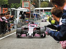 Mecánicos y miembros del equipo Force India aplauden a la llegada de Sergio Pérez al pitlane tras haber terminado quinto en el Gran Premio de Bélgica. RACING POINT FORCE INDIA / J. Mo
