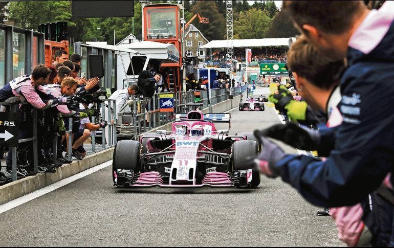 Mecánicos y miembros del equipo Force India aplauden a la llegada de Sergio Pérez al pitlane tras haber terminado quinto en el Gran Premio de Bélgica. RACING POINT FORCE INDIA / J. Mo