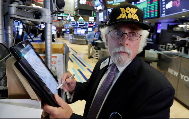 El Nasdaq cruzó el umbral casi al mismo tiempo que el Dow Jones llegara a la línea de los 26 mil puntos por primera vez desde febrero. AP / R. Drew