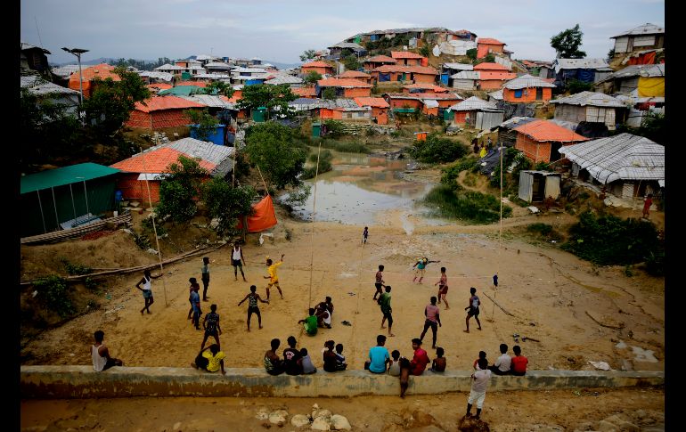 Refugiados rohinyás juegan en el campamento de refugiados en Balukhali, Bangladesh. AP/A. Qadri