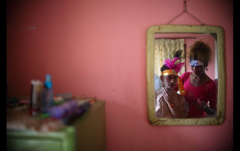 Participantes en el desfile del orgullo gay se preparan para salir a las calles de Katmandú, Nepal, en el marco del festival 