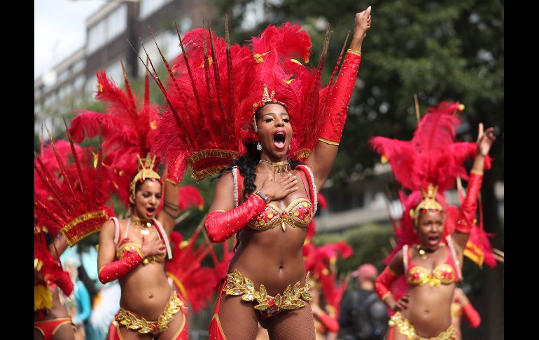 Los vestidos repletos de plumas, lentejuelas y colores vivos se movieron durante toda la jornada.