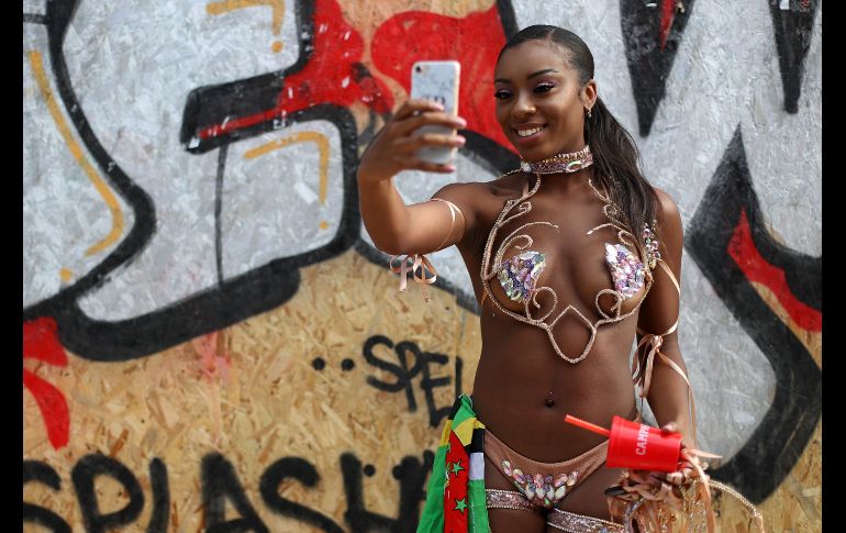 Una bailarina se toma una selfie antes de desfilar.