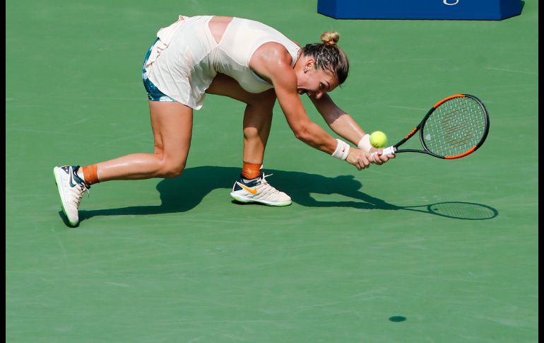 La tenista rumana Simona Halep va tras una pelota en partido del Abierto de Estados Unidos disputado en Nueva York. AFP/E. Munoz