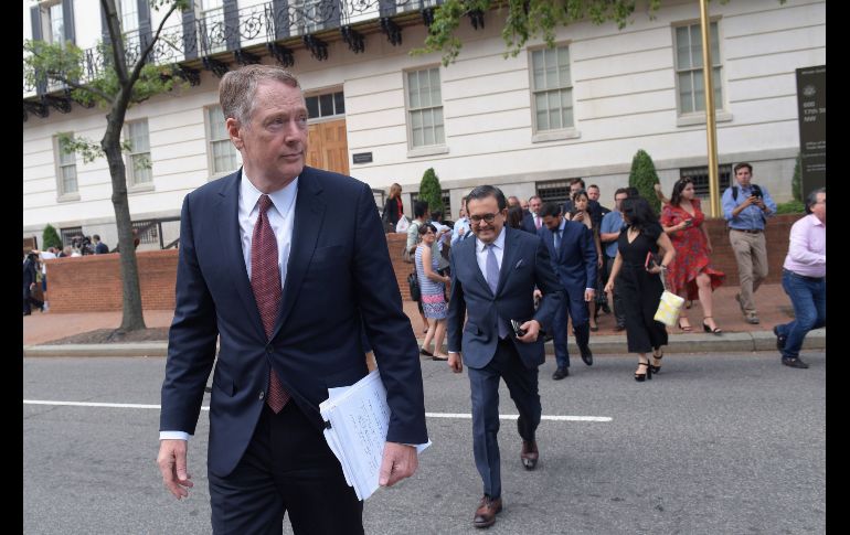 El representante de Comercio Exterior de Estados Unidos, Robert Lighthizer (i), y el secretario de Economía de México, Ildefonso Guajardo (c), se dirigen a la Casa Blanca al finalizar su reunión sobre la renegociación del Tratado de Libre Comercio de América del Norte en Washington, DC. Ambos países alcanzaron hoy un acuerdo sobre el tratado. EFE/L. Nolly