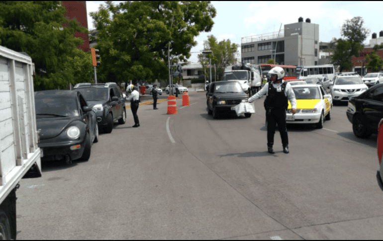 Hasta la fecha, menos del 15 por ciento los automotores de la metrópoli cuentan con la verificación. TWITTER / @MovilidadJal
