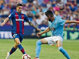 Néstor Araujo (derecha) estuvo a punto de anotar su primer gol con el Celta de Vigo. ESPECIAL/celtadevigo