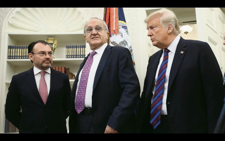 Luis Videgaray, secretario de Relaciones Exteriores; Jesús Seade, representante del Presidente electo Andrés Manuel López Obrador, y Donald Trump, mandatario estadounidense, ayer en la Oficina Oval donde anunciaron el acuerdo comercial. AFP
