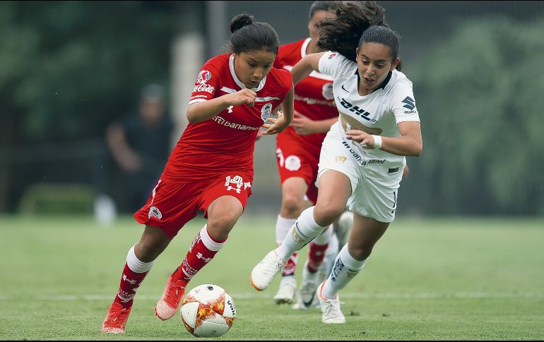 Las jugadoras de la Liga MX Femenil no perciben los mismos salarios que los varones, ni juegan en los mismos escenarios. MEXSPORT