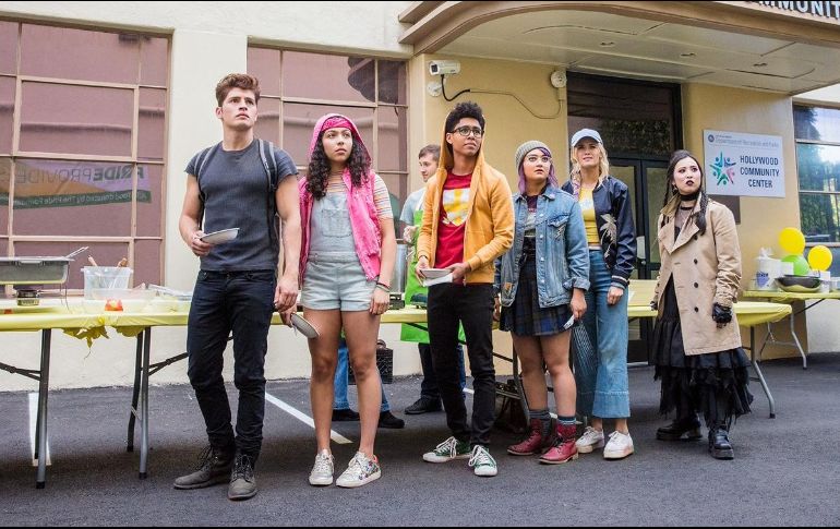 La producción cuenta la historia de seis adolescentes que descubren sus poderes sobrenaturales y deberán enfrentarse a sus padres quienes son los villanos de la historia. TWITTER / @marvelsrunaways