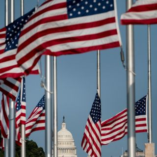 Tras un mar de críticas, Trump reconoce servicios de McCain