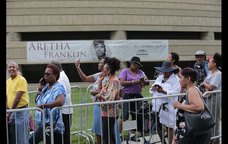 Aficionados hacen fila para ver los restos de la cantante en al Museo de Historia Afroamericana Charles H. Wright en Detroit.