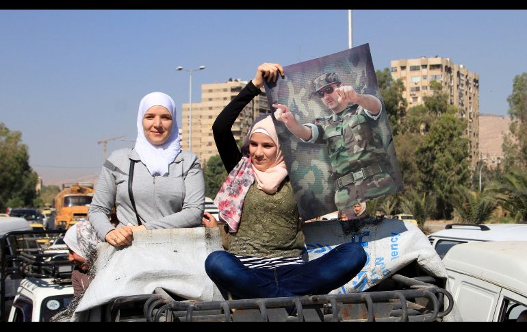 Desplazados sirios celebran su vuelta a casa en el distrito de Darayya. El Ejército sirio cerró ayer los cruces que conectan las zonas controladas por las fuerzas leales a Damasco y las que se encuentran bajo el dominio de las facciones insurgentes en la provincia de Idleb, último bastión de los grupos rebeldes e islamistas. EFE/ Y. Badawi