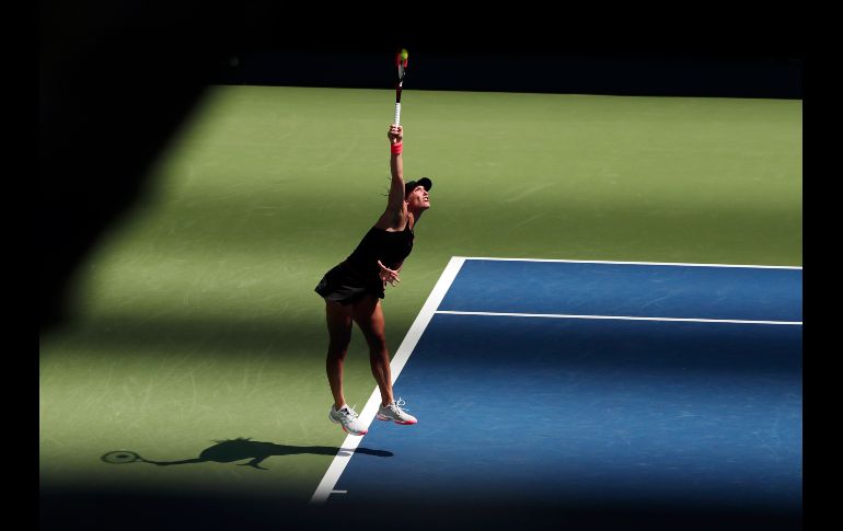 La alemana Andrea Petkovic sirve en partido de la primera ronda del Abierto de Estados Unidos en Nueva York, Estados Unidos. AP/A. Kudacki