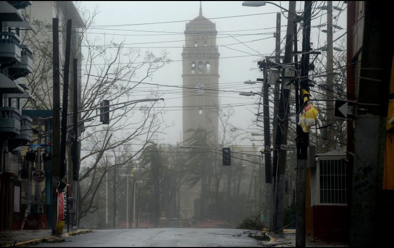 Fotografía del 20 de septiembre de 2017, que muestra una calle de San Juan tras el paso del huracán 