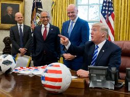 Donald Trump (d) hace declaraciones a los medios de comunicación junto al presidente de la FIFA, Gianni Infantino (2-d) y el presidente de la Federación de Futbol de los Estados Unidos, Carlos Cordeiro (2-i). EFE/M. Reynolds