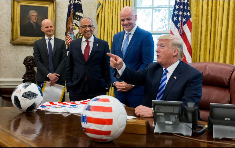 Donald Trump (d) hace declaraciones a los medios de comunicación junto al presidente de la FIFA, Gianni Infantino (2-d) y el presidente de la Federación de Futbol de los Estados Unidos, Carlos Cordeiro (2-i). EFE/M. Reynolds