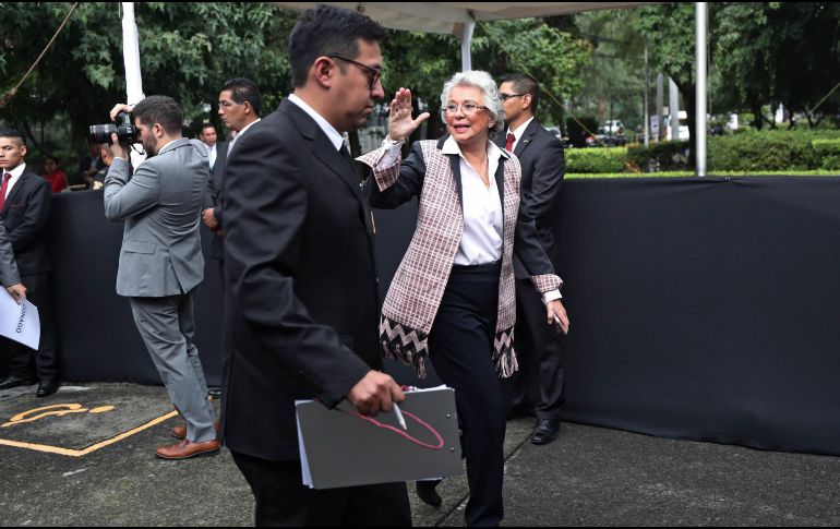 Olga Sánchez Cordero a su llegada a la reunión de integrantes de la Conago con el presidente electo, Andrés Manuel López Obrador, en el Colegio de Ingenieros Civiles de México. SUN/A. Leyva