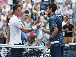 Novak Djokovic (d) saluda a Marton Fucsovics tras el juego. EFE/J. Szenes