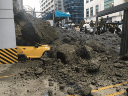 Al lugar llegaron operadores de maquinaria pesada para remover las toneladas de lodo que taparon la salida de emergencia del lugar. TWITTER/ @MonitorCdmx