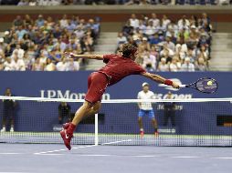 El tenista suizo Roger Federer devuelve una bola al japonés Yoshihito Nishioka. EFE/J. Lane