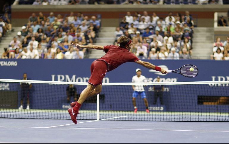 El tenista suizo Roger Federer devuelve una bola al japonés Yoshihito Nishioka. EFE/J. Lane