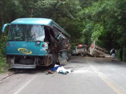 Personal de de Protección Civil y Bomberos de Jalisco, así como paramédicos y policías federales acudieron al lugar del choque para hacerse cargo de las diligencias correspondientes. TWITTER/@PCJalisco