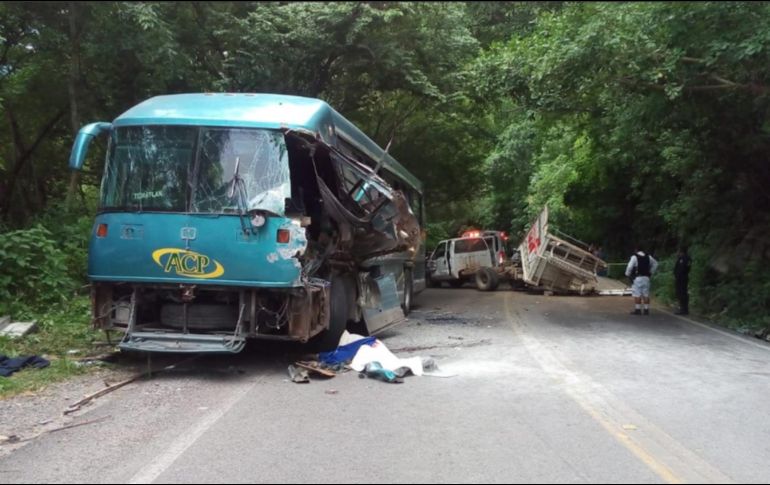 Personal de de Protección Civil y Bomberos de Jalisco, así como paramédicos y policías federales acudieron al lugar del choque para hacerse cargo de las diligencias correspondientes. TWITTER/@PCJalisco