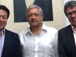 En la imagen, se ve a López Obrador con ambos legisladores electos.TWITTER/@lopezobrador_