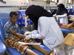 Enfermeras atienden pacientes en un hospital de Saná. Todos los bandos del sangriento conflicto de Yemen pueden haber cometido crímenes de guerra, según han dicho hoy los investigadores de la ONU. AFP/M. Huwais