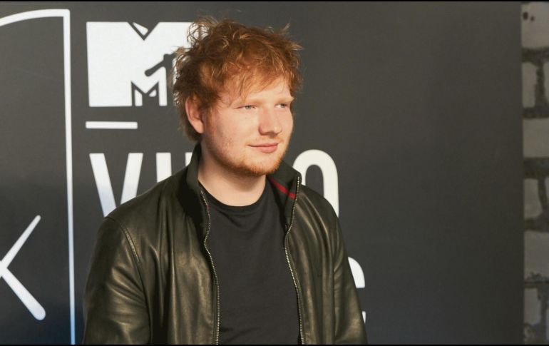 El intérprete sorprendió al público al anunciar que ya fue su boda. AFP