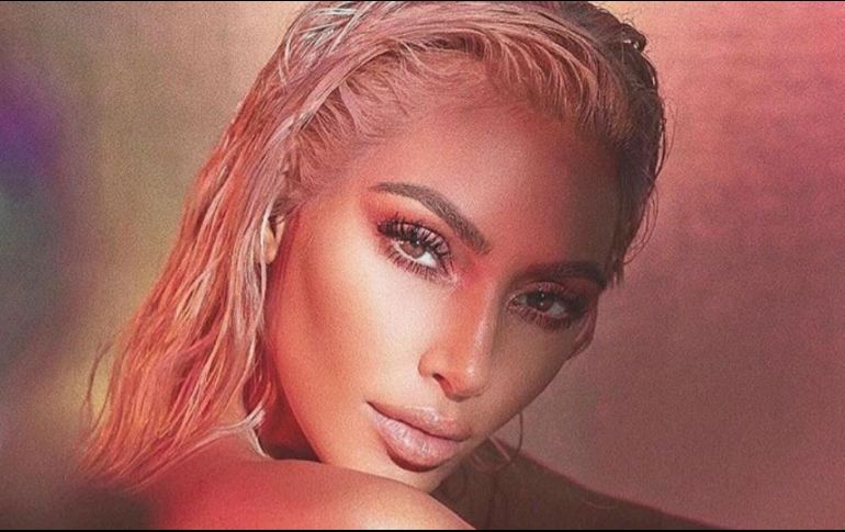 El diseñador del peculiar collar, asegura que Kardashian no ha sido la primera en vestir este tipo de “implantes”. INSAGRAM / @kimkardashian