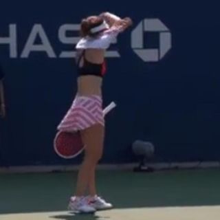 Polemizan penalización a tenista que se quitó la playera en el US Open