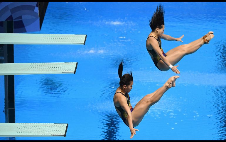Sabri Nur Dhabitah y Ng Yan Yee, de Malasia, se presentan en la prueba de clavados sincronizados de trampolín de 3 metros en los Juegos Asiáticos, disputados en Yakarta, Indonesia. AFP/P. Parks
