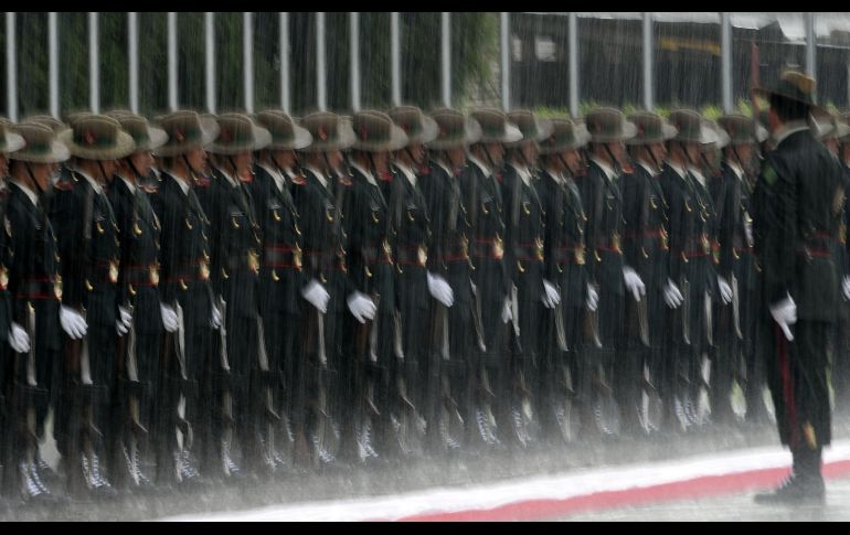 Militares hacen guardia previo a la llegada de jefes de Estado para la cuarta cumbre de la Iniciativa de la Bahía de Bengala para la Cooperación Técnica y Económica Multisectorial, en el aeropuerto de Katmandú, Nepal. AFP/P. Mathema