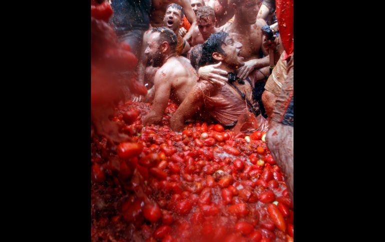 El lanzamiento de tomates dura una hora.