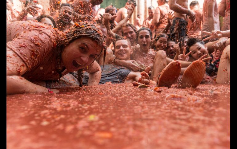 La gente continúa con la fiesta, chapoteando y resbalando por el suelo.