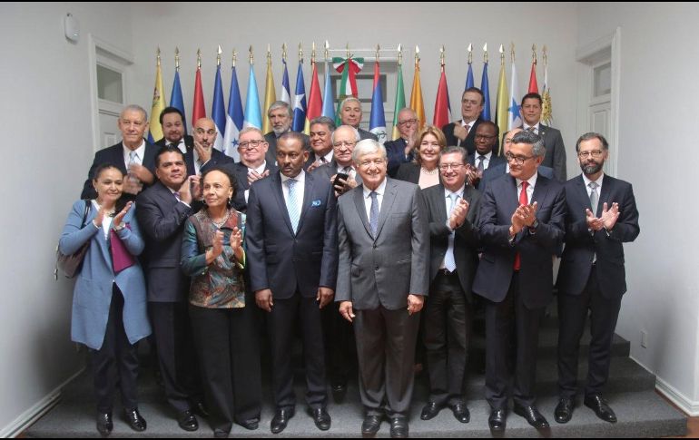 Tras reunirse con los representantes diplomáticos de la región, encabezados por el embajador decano de la República de Haití, Marie Joseph Guy, López Obrador señala que se trató de un encuentro fraterno. TWITER/ @lopezobrador_