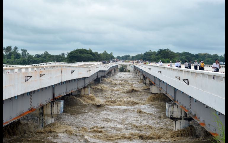 Un puente en la carretera de Rangún a Mandalay, en Birmania, resultó dañado por el desbordamiento de una presa. AFP/T. Aung