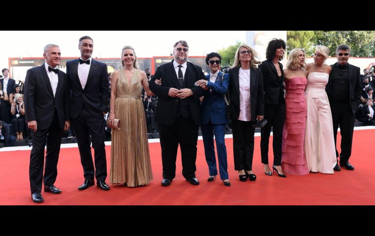 Guillermo del Toro (c), presidente del jurado del festival, llega con el resto del jurado a la ceremonia de apertura y proyección de la película 